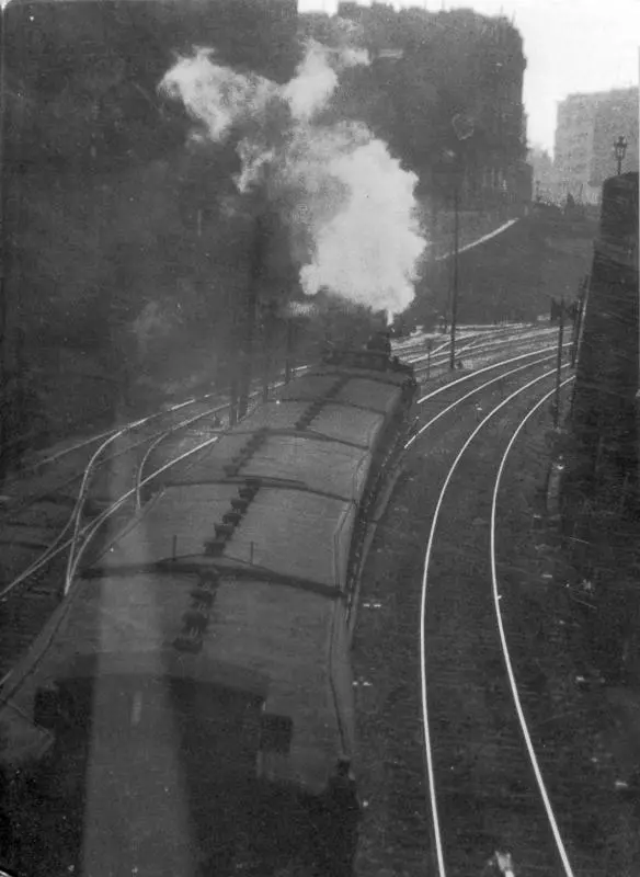 Un train à l'approche de l'avenue de Saint-Ouen