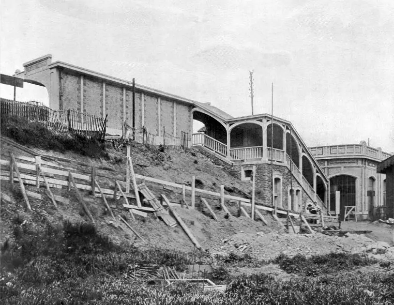 Station Rue Claude Decaen - suite de la façade latérale indiquant l'escalier et l'abri de quai de la voie extérieure 