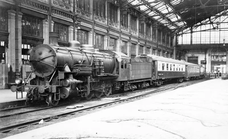 Train de jonction n°J19 au départ de la gare de Paris-Lyon vers 1950 