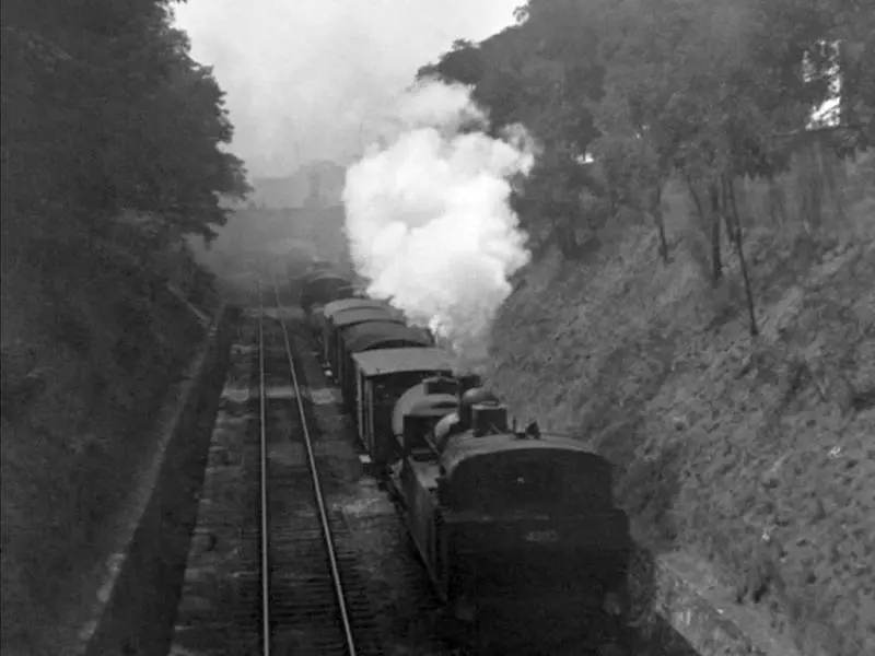 Un train de marchandises sur la Petite Ceinture en 1928 près de la porte Didot 